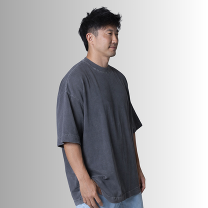 Remera oversized de algodón Pima para hombre — gris carbón, vista lateral